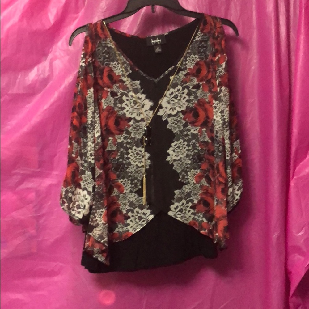 Blouse with slit sleeves and removable necklace.